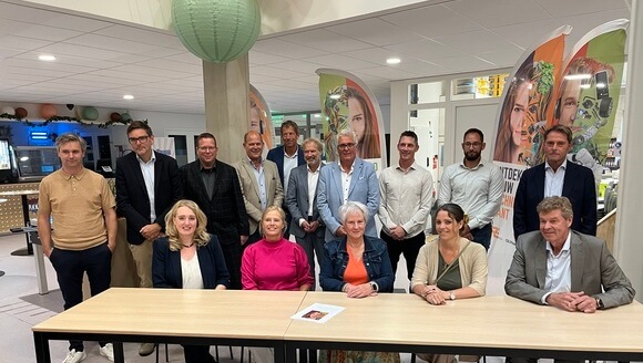 18 handtekeningen, mooie woorden en proosten op samenwerking